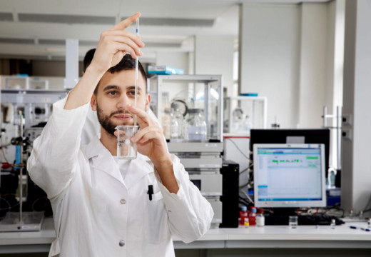 Laborantstuderende i laboratorie