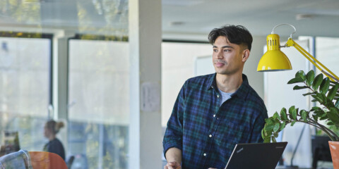 En studerende fra professionsbachelor i skat står ved sin PC