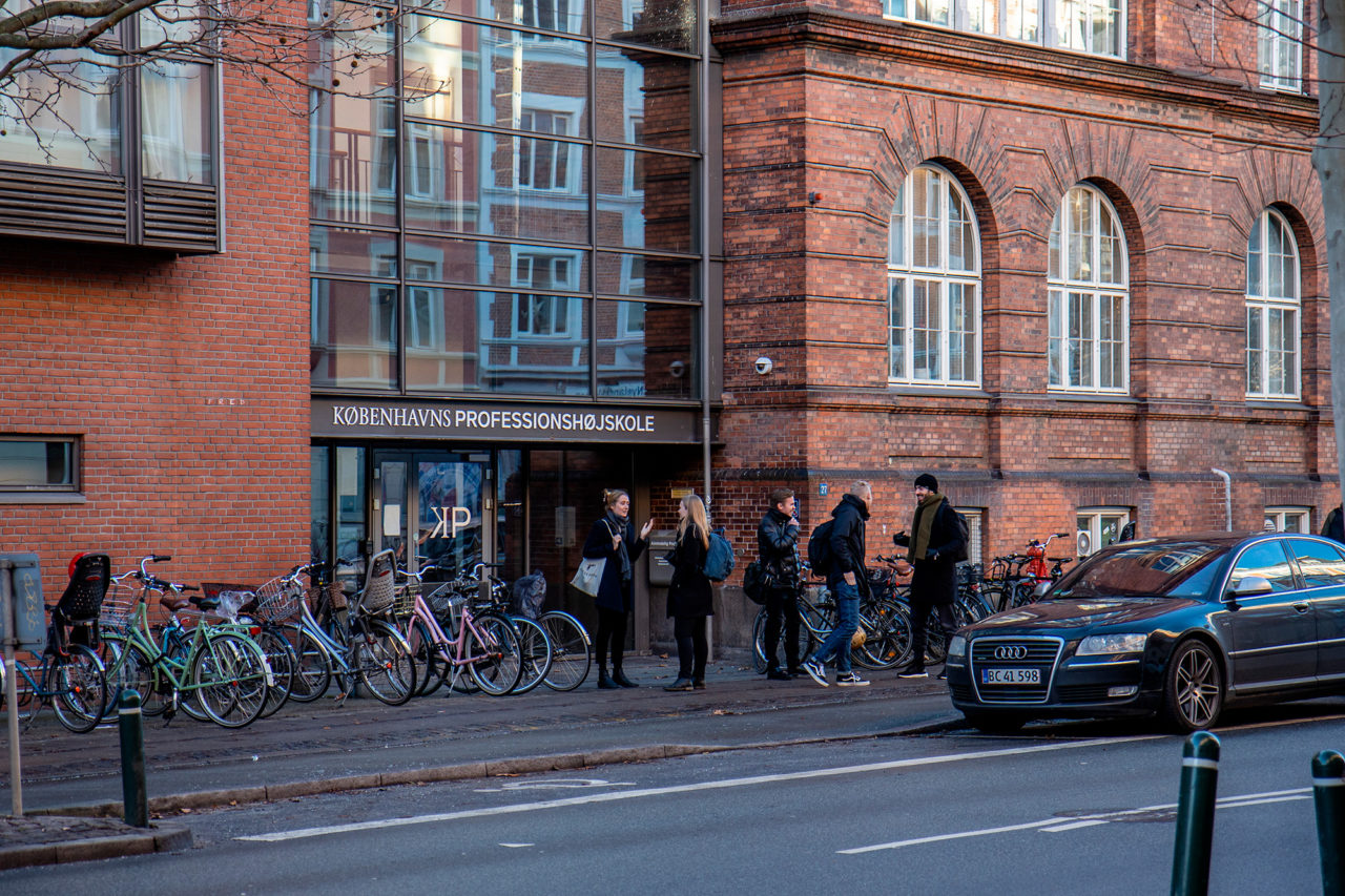 Indgangsparti, læreruddannelsen på Frederiksberg, fem mennesker står og snakker
