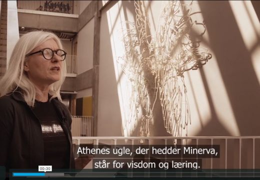Billedkunstner Ann Lislegaard står ved sit værk på Campus Carlsberg