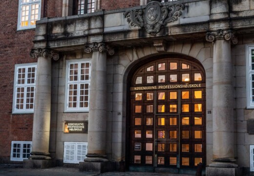 Den flotte og klassiske gamle indgang til Københavns Professionshøjskole Tagensvej 18 i marmor