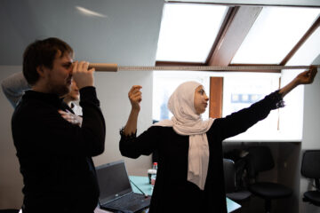 Lærerstuderende laver opmåling med målebånd