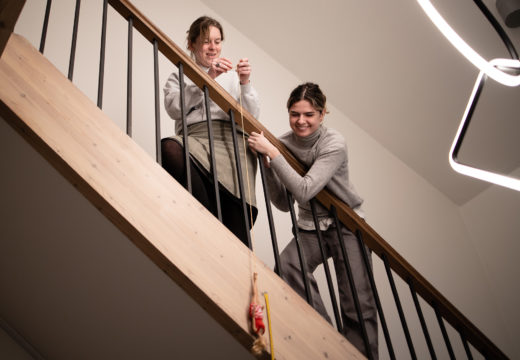 To lærerstuderende med dukke i snor på trappe