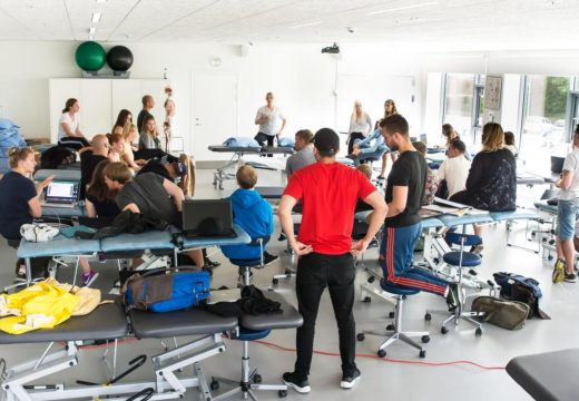 Flere studerende lytter til deres underviser i fysioterapi på Campus Hillerød
