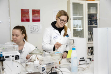 To kvindelige laborantstuderende laver laboratoriearbejde