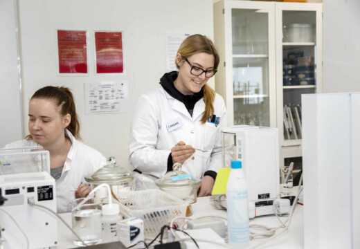 To kvindelige laborantstuderende laver laboratoriearbejde