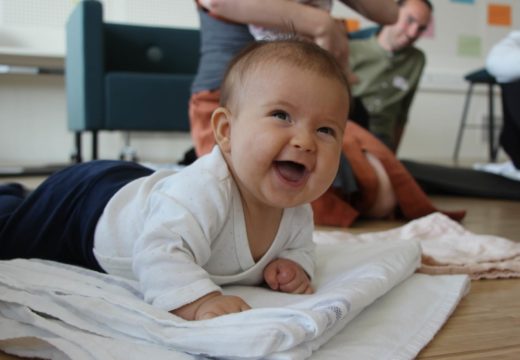 Fødselsforberedelse - Smilende baby på tæppe