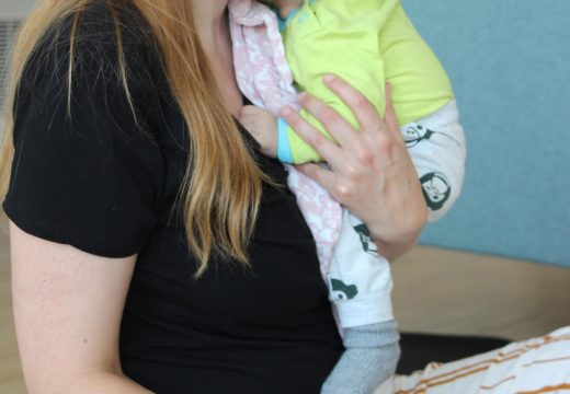 Fødselsforberedelse - kvinde med baby skriver spørgsmål ned