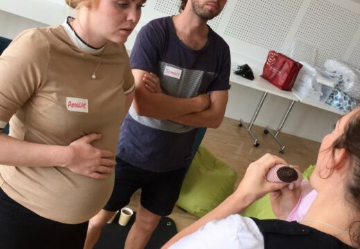 Fødselsforberedelse - par bliver instrueret i amning