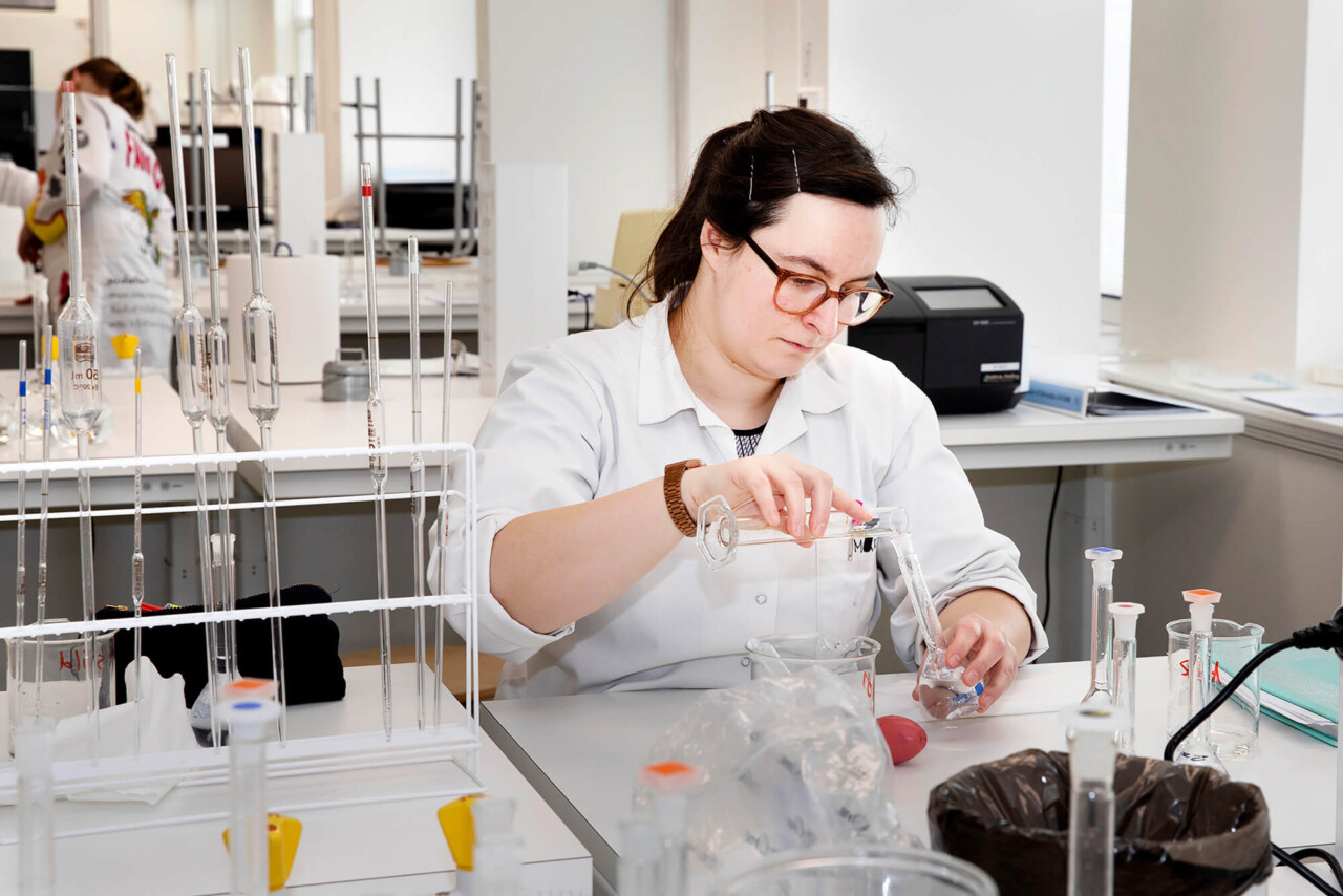 Kvinde arbejder i laboratorium