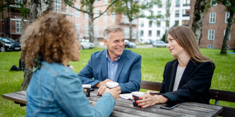 To kvinder og en mand i gruppearbejde udendørs