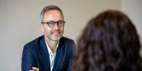 Mand i samtale med kvinde