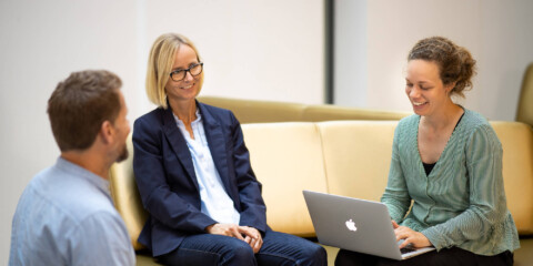 Tre kursister arbejder sammen