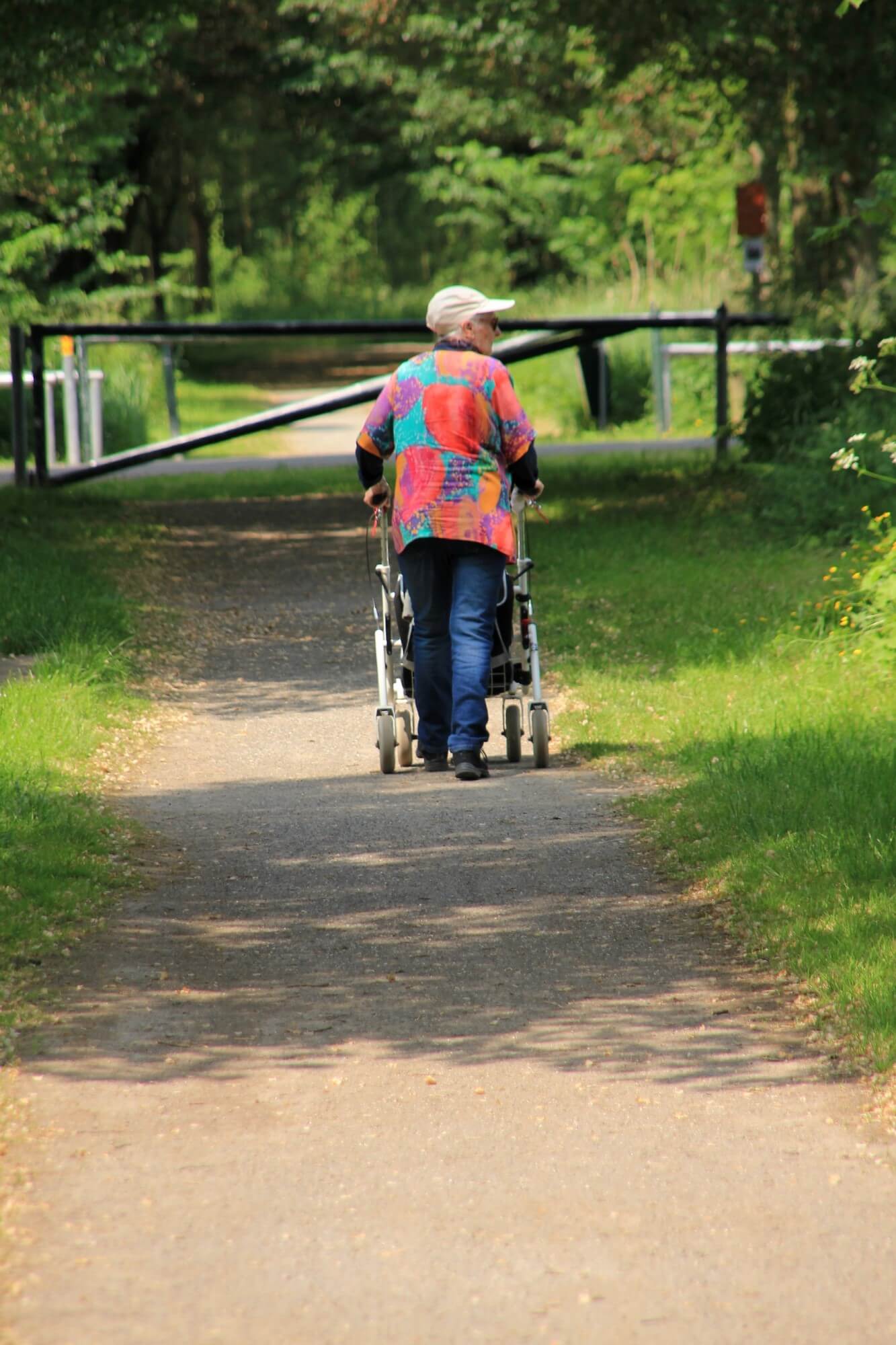 Ældre kvinde ude at gå på skovsti