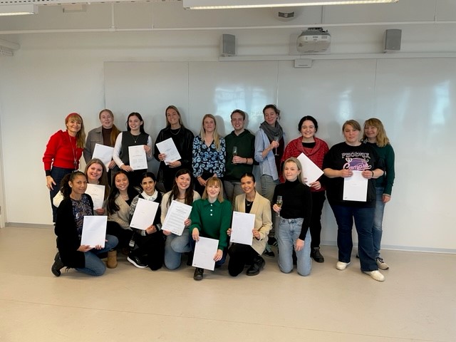 Et helt hold af nyuddannede pædagoger med profil i dagstilbudspædagogik i udsatte boligområder