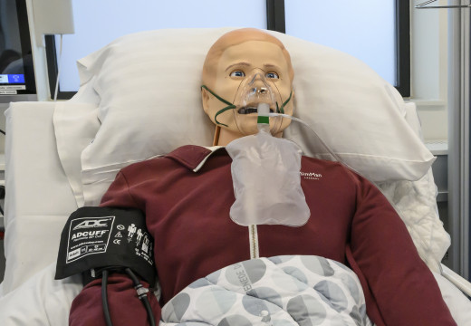 En dukke der skal hjælpe de sygeplejerskestuderende i undervisningen