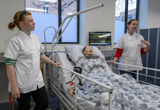 Studerende ved siden af patient-dukken