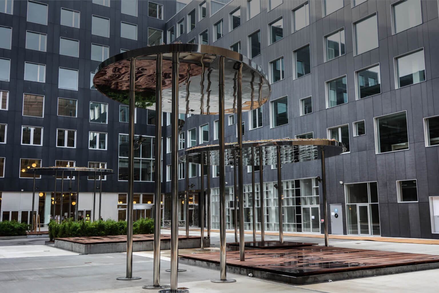 På torvet mellem bygningerne på Campus Carlsberg ses et kunstværk i bronze