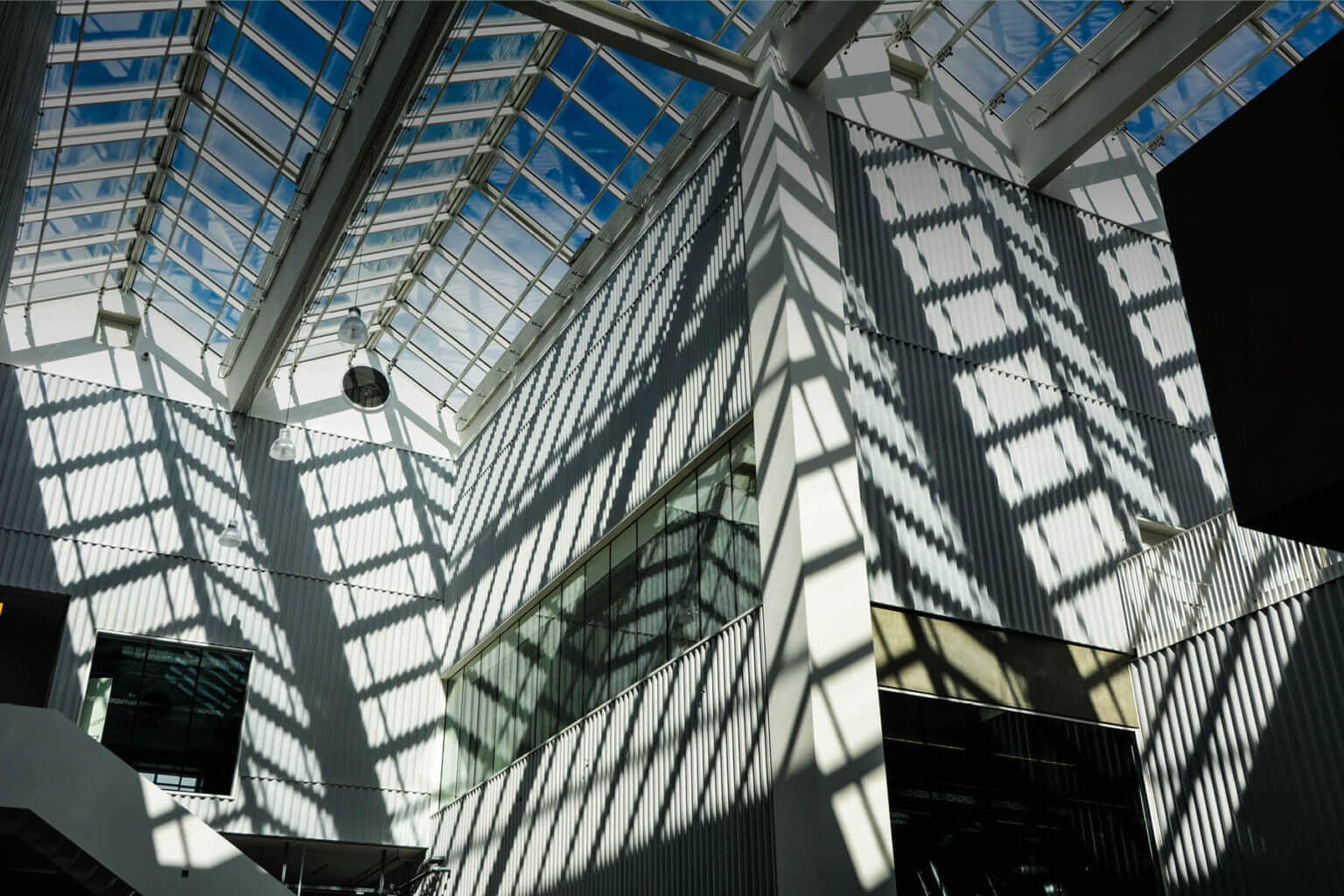 Glaspartiet på Campus Carlsberg giver udsigt til en blå himmel