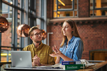 En mandlig og en kvindelig studerende fra socialrådgiveruddannelsen diskuterer gruppearbejde