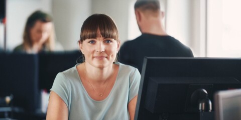 Kvinde foran computerskærm