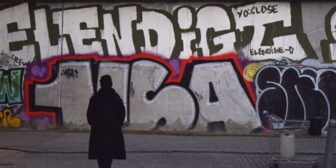 Person der kigger på mur med grafitti