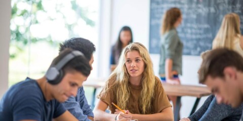 Voksne mennesker i et undervisningslokale