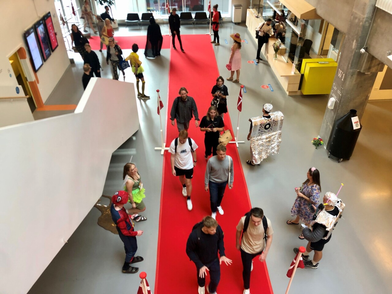 Nye studerende på læreruddannelsen på den røde løber flankeret af tutorer - august 2023 på Campus Carlsberg