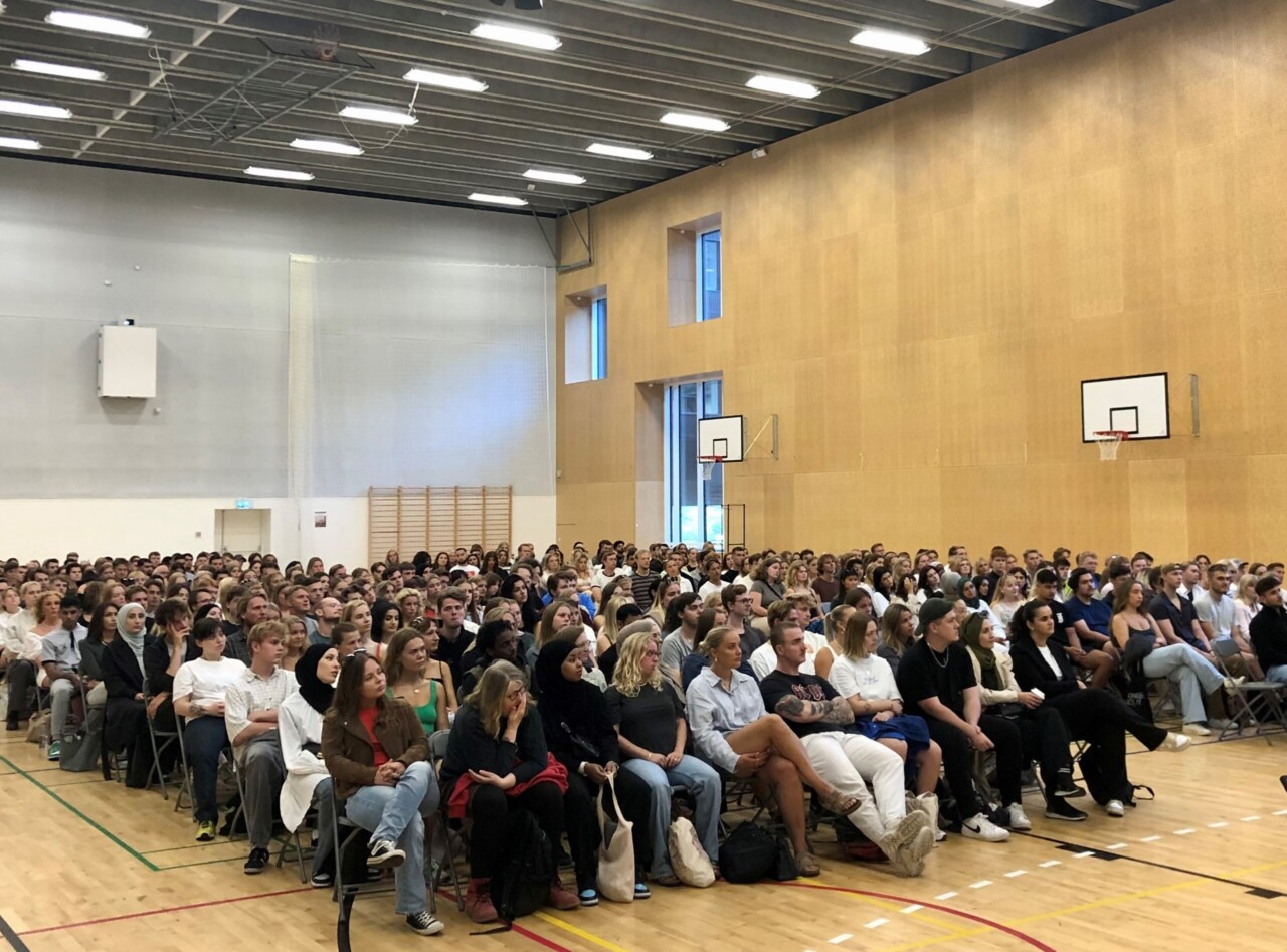 Nye lærerstuderende samlet i idrætshallen på Campus Carlsberg, august 2023