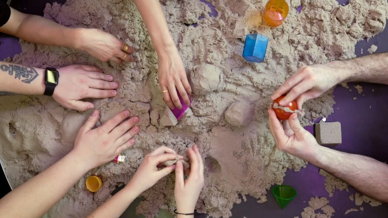 Playlab - hænder der leger med sand