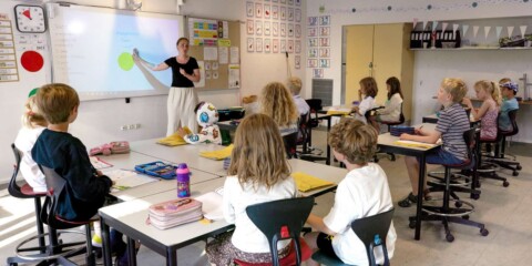 Billedet viser en skoleklasse, der bliver undervist
