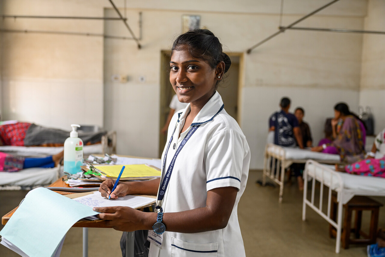 Kvinde, der tager notater