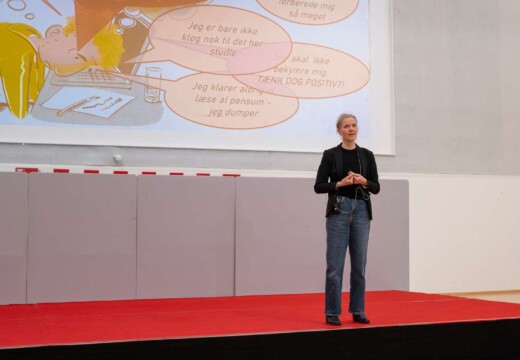 En person holder oplæg