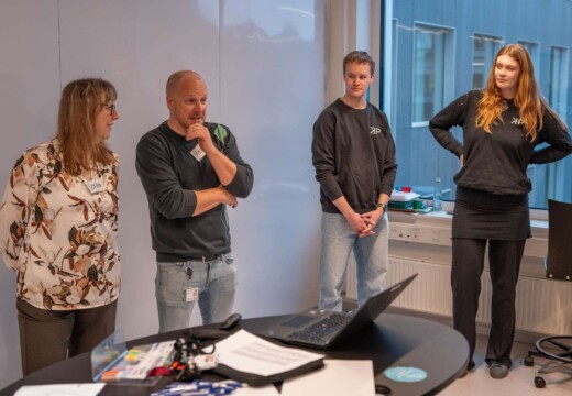 Fire personer holder oplæg