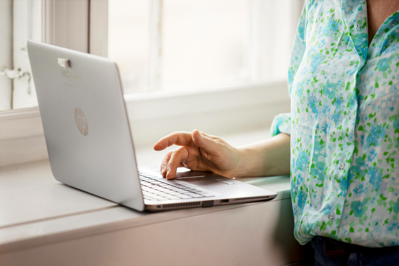 Kvinde med computer