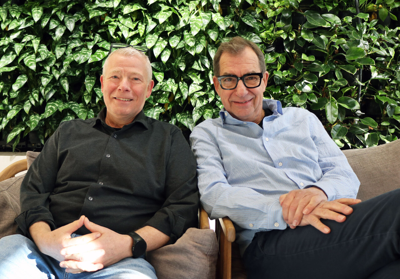 Portræt af to mænd, der sidder side om side i en sofa