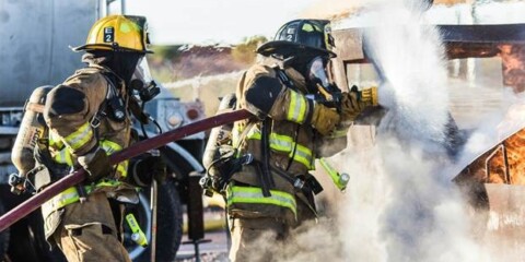 Brandmænd slukker en ildebrand
