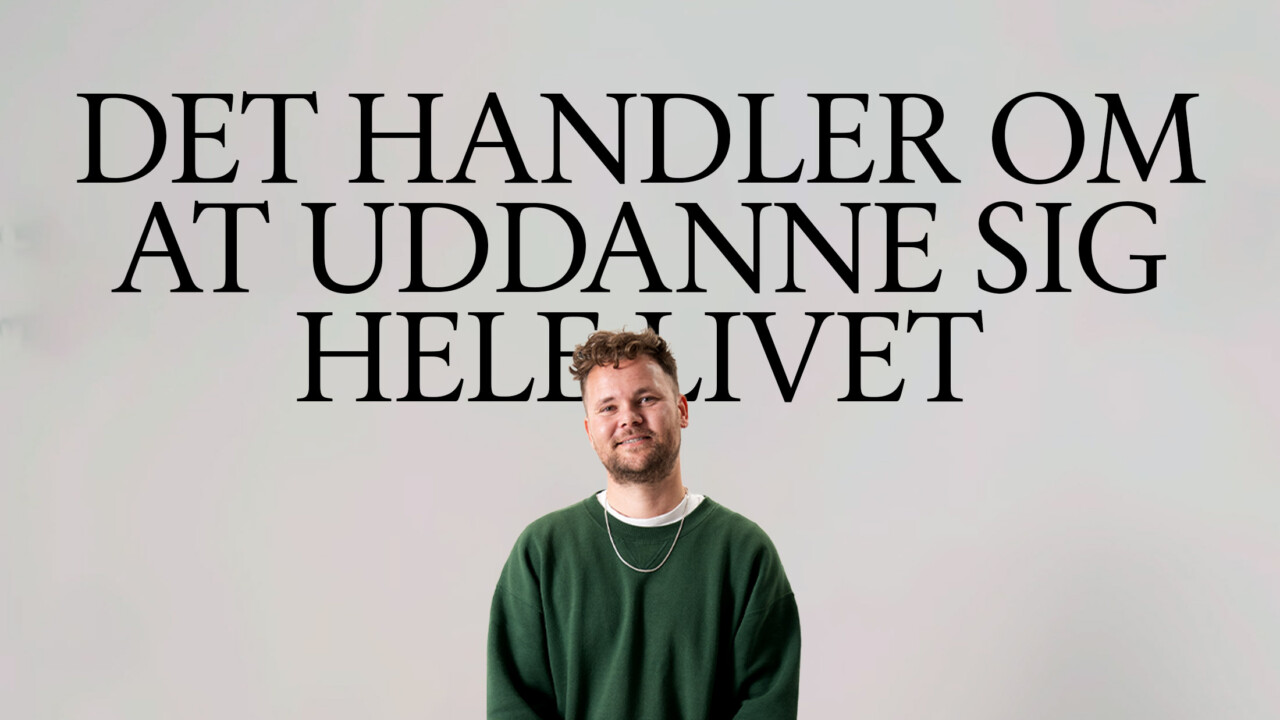 En ung mand står foran teksten "Det handler om at uddanne sig hele livet"