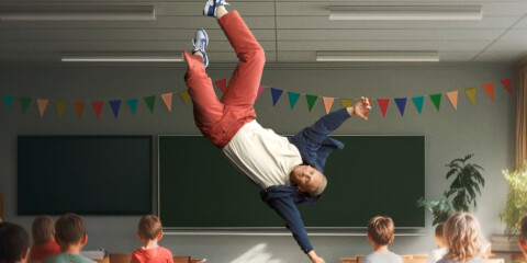 Mand flyver rundt i klasseværelset for at illustrere den bevægelsesfrihed, der er ved at tage en professionsuddannelse hos Københavns Professionshøjskole