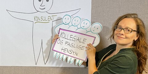 Kvinde holder oplæg om kollegiale hensyn