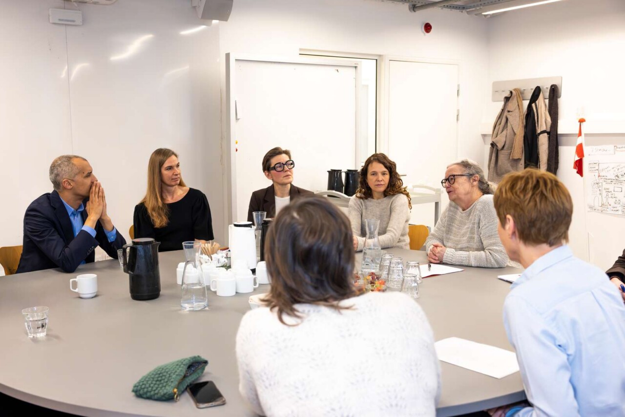 Børne- og Undervisningsminister Mattias Tesfaye i samtale med adjunkt Camilla Højmark Find, lektor Pia Beck Tonnesen, lektor Britt Blaabjerg Hansen, dekan Tove Hvid Persson og institutchef Lis Madsen