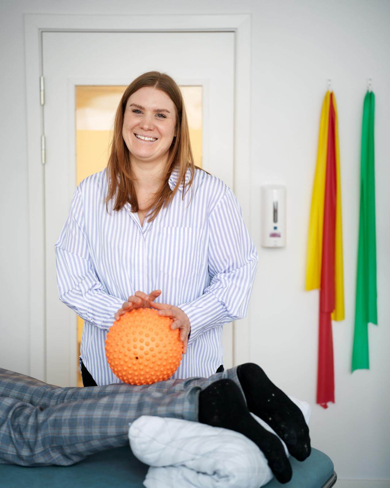 Maja med orange bold på patients ben