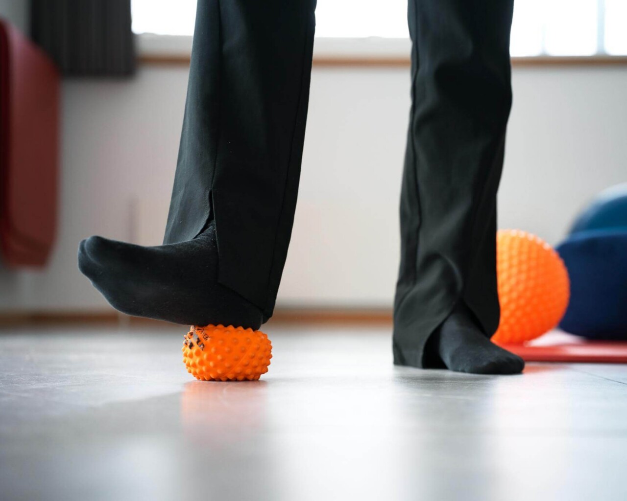 Fødder på orange bolde
