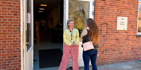 Christina (til venstre) og en borger uden for Center for rusmidler i Vordingborg
