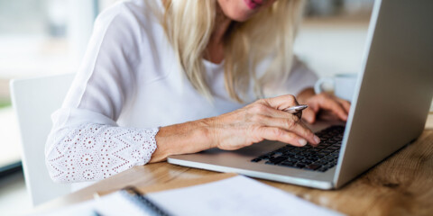 Kvinde der sidder med en computer